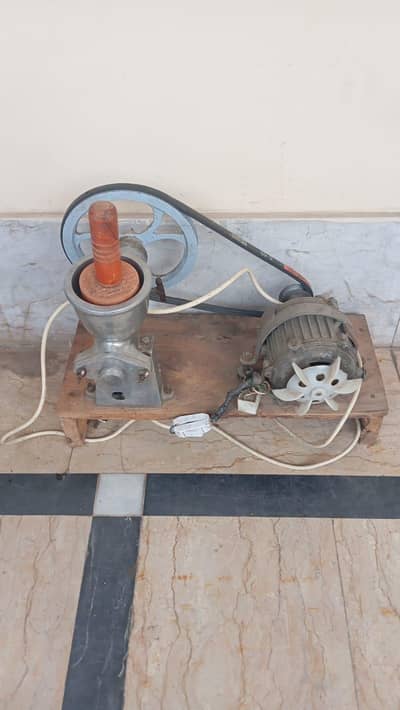 Juicer machine with motor