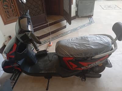 Evee GenZ, model 2025,driven 125km,red colour