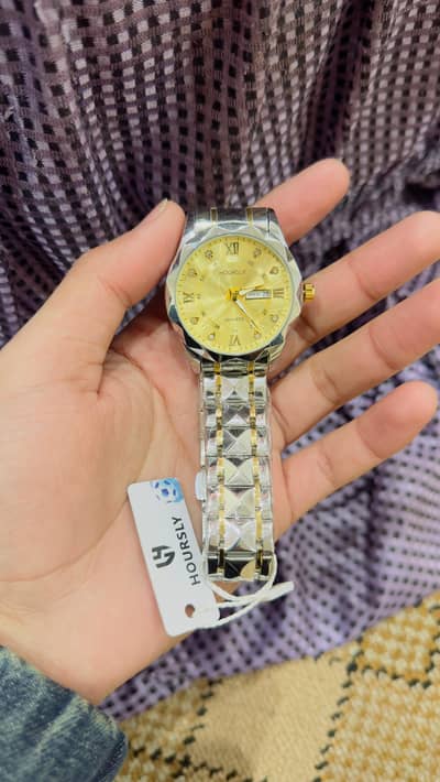 Hoursly Watch  condition : 10/10  Color : Golden
