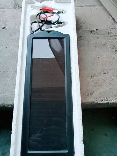 solar panel bahir ka hai yeah car ki battery charge karta hai
