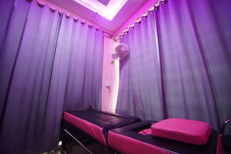 salon facial bed ( Almost new)