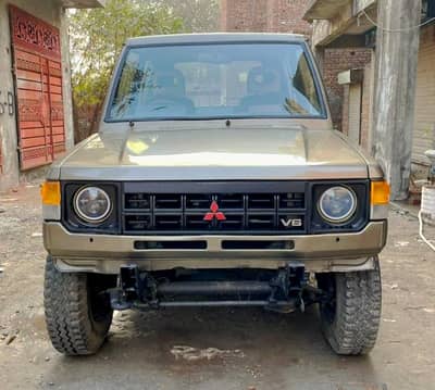 Mitsubishi Pajero jeep