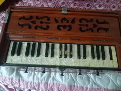 Antique coupler harmonium Trs Deluxe Reeds