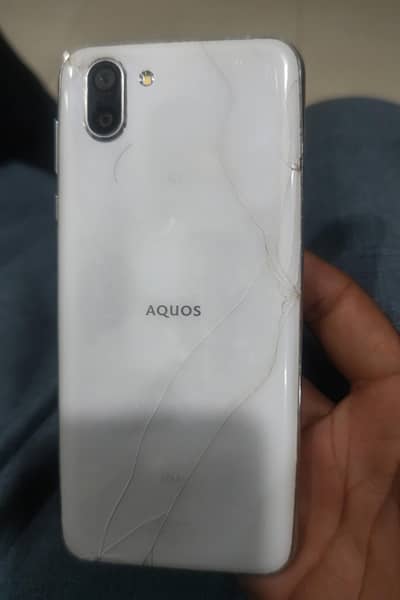 AQUOS R2