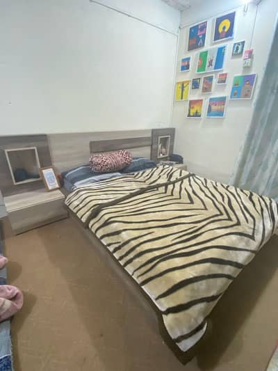 bed for urjent sele with darsing estry stand