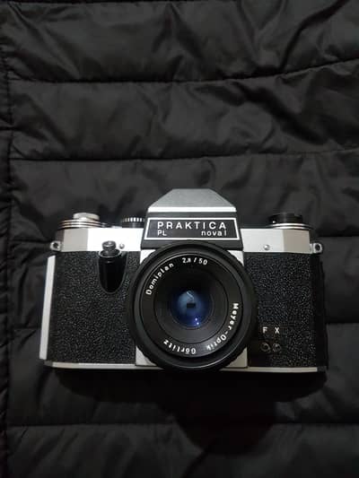 Antique German Film Camera – Praktica PL Nova I (1960s) 0330 5169640