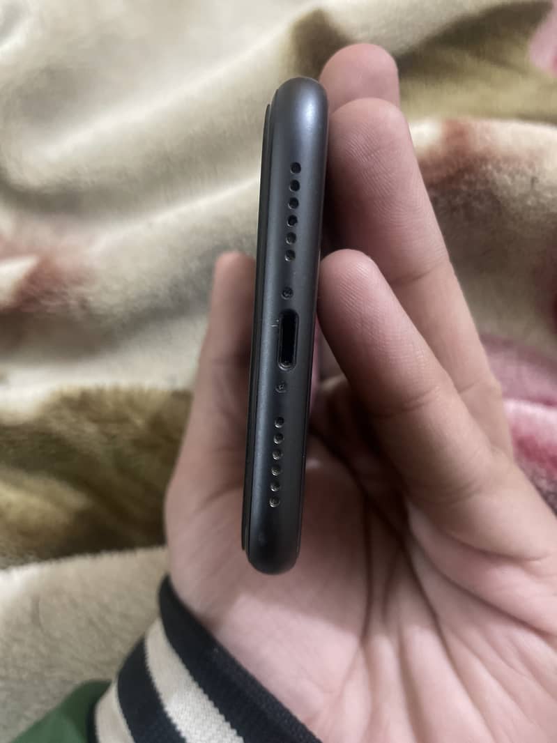 Apple iPhone 11 4