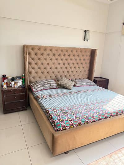 pading bed and moltiform with side table