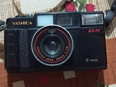 Yashica japan {DX} 35mm Vintage Film Camera – Working Condition"