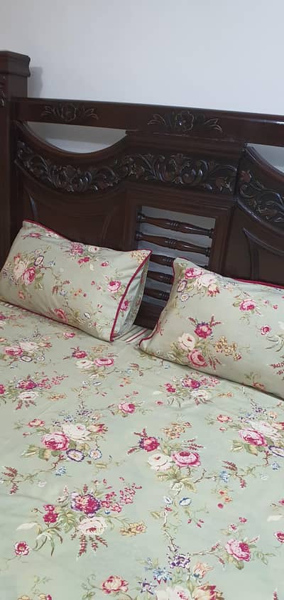 King Size Bed With Two Side Tables, Wood Chanuatiy, Wood Quality Good.