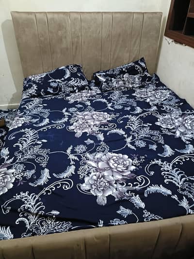cushion queen size double bed 60/72 good condition