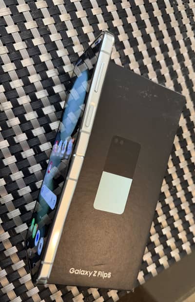 Samsung Z Flip 5 including original box with Samsung Earbuds Pro 2