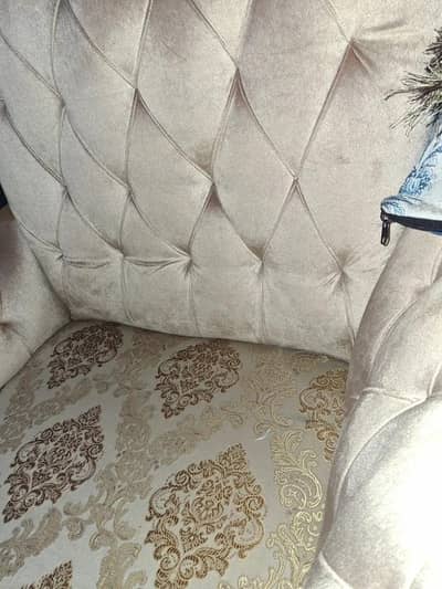 5 seater sofa set urgent sale 4 month use look like new