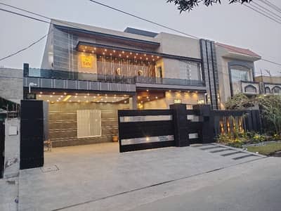 Prime Location: 1 Kanal Park-Facing Villa for Sale  Location: Nasheman-e-Iqbal Phase 2 (Adjacent to Valencia & Wapda Town), Lahore.   Demand: 6 Crore 50 Lac (Negotiable)