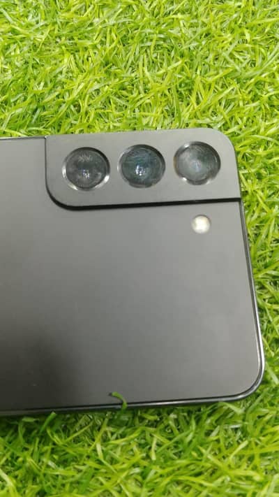 samsung s22 256 non 10/10 condition  k scrach