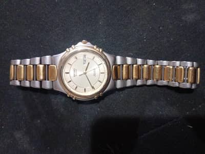 Vintage Seiko SQ 100 two-tone quartz wristwatch.