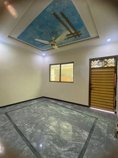 E 11 3 Multi Room With Attached Bath Common Kitchen Tv L For Rent