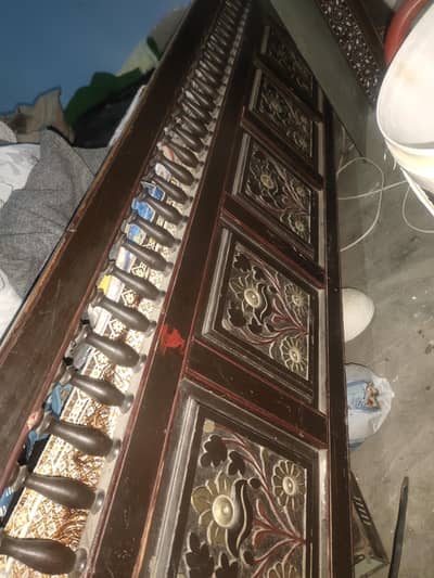 full wooden hy Ghar Main extra hy is Liye sale kar rahy han