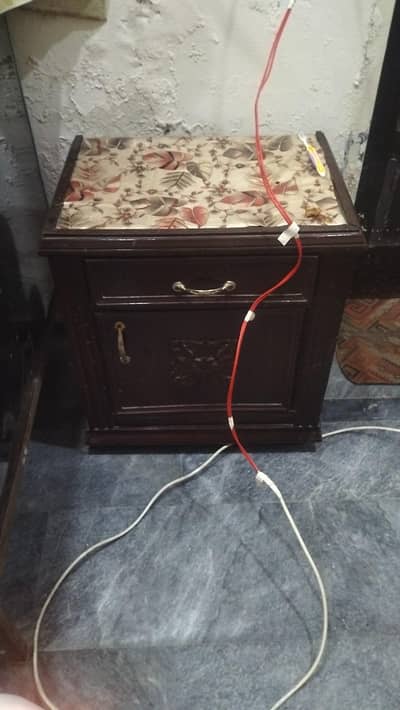 1x Double bed 1x drasing table 1x Show case 2x side tabal