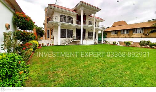 1000 Square Yards Well Maintained Ideal Location Bungalow For Sale