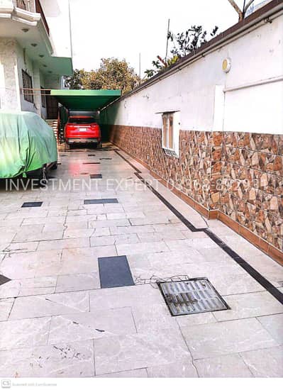 1000 Square Yards Well Maintained Ideal Location Bungalow For Sale