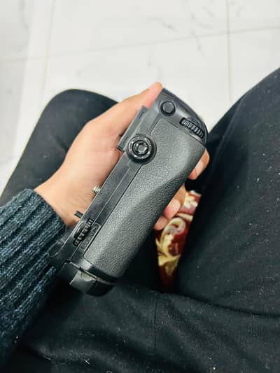 Nikon Battery Grip  For D7100/D7200 Urgent Sale New Condition