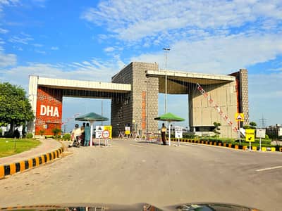 1 Kanal Plot With Back Open To View Of Park