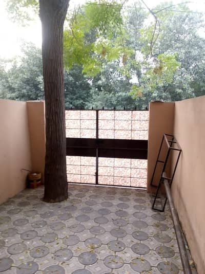 3 bed Uper portion prime location near Macdonald j2 for rent.