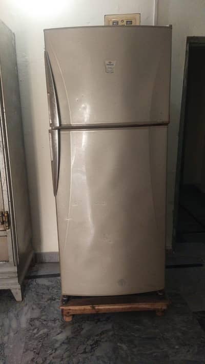 Dowlance  company frige Full size for sell sirouse buyers countact me
