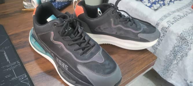 new jogger shoes never used urgent