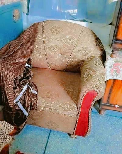 sofa set 6 seater good condition  no demege
