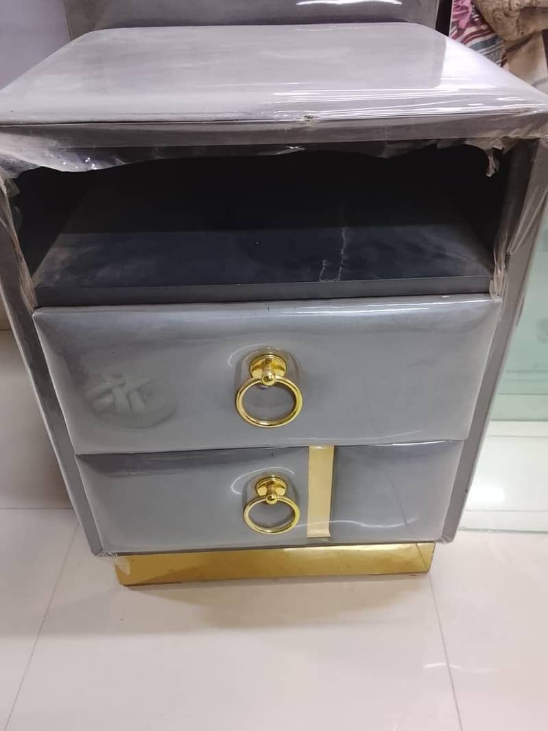 Bed set with it's two side table 2