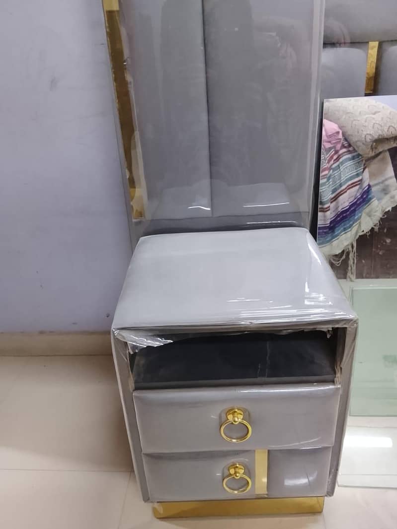 Bed set with it's two side table 3