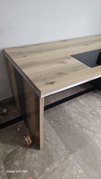 Executive table In Very Good condition For Sale