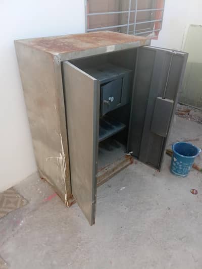 Steel Wardrobe Light Grey 3x2 ft – Good Condition (Karachi Only)