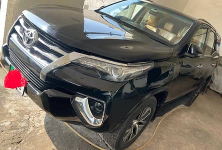 Toyota fourtuner v 4by 4 chabi wala