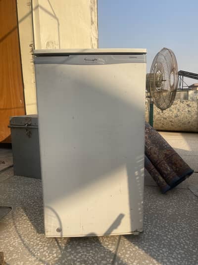Room refrigerator in good condition