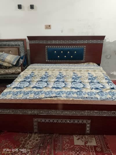 Elegant Wooden Bed - Stylish Disgine & Excellent Comfort