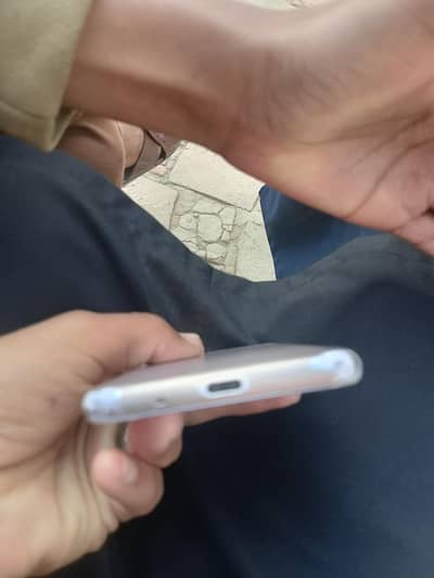 assalam o alaikum aquos r2 mobile hai non pta hai ye mobile ni kola ha