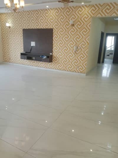 Corner upper portion for rent with store room