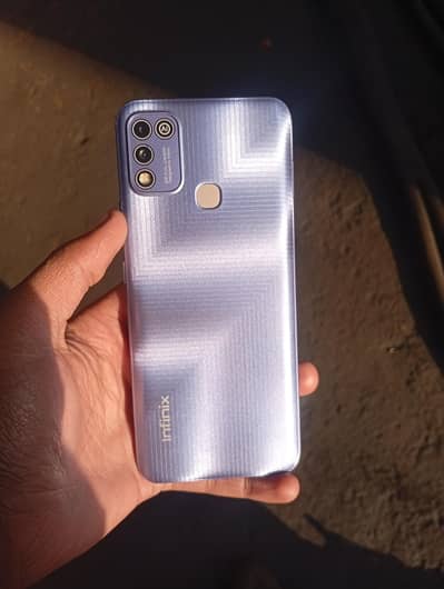 13000 infinix hot 11 play bahut hi acchi device hai