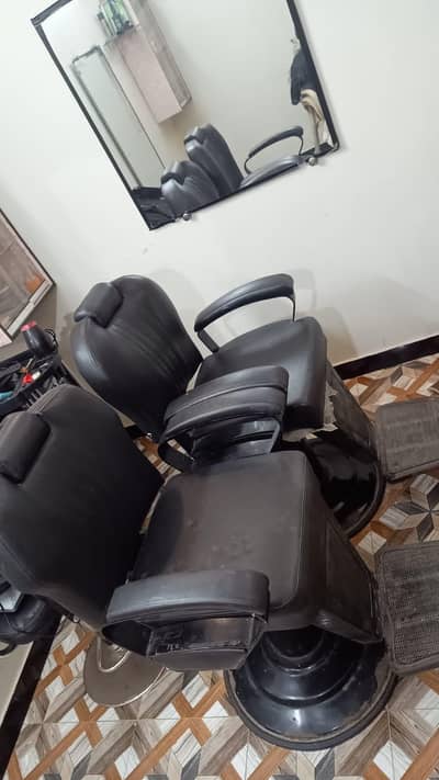 2 chairss Beauty parlour salon chair - makeup chair for salon  In Used