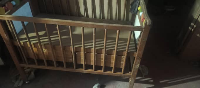 Antique design moveable baby cot
