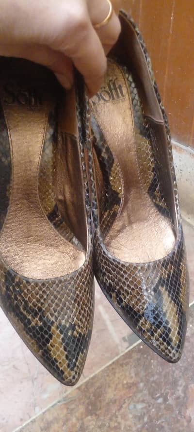 beautiful Leather pumps available 03335138001