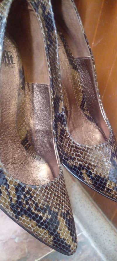 beautiful Leather pumps available 03335138001