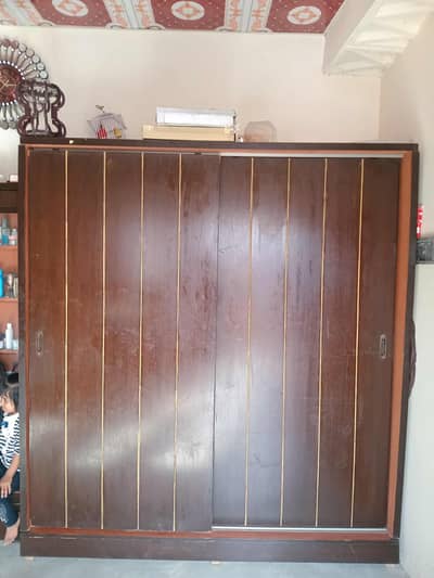 sliding door wardrobe 6/6 in size malir urgent sell