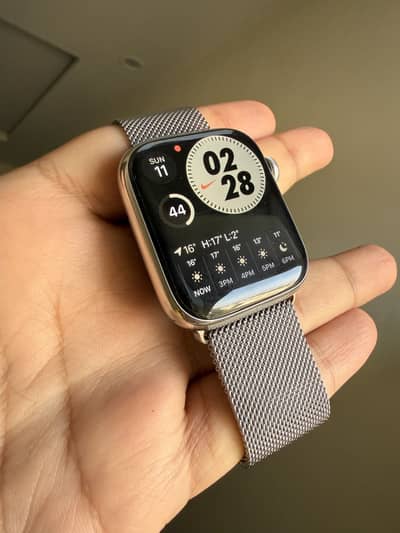 Apple watch series 8 stainless silver milanese loop