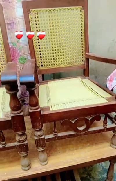 char kursiyan ek Bada mez showcase for sale