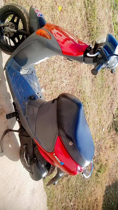 ledes scooty suzuki lets 4