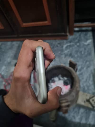 iPhone 11 total genuine white